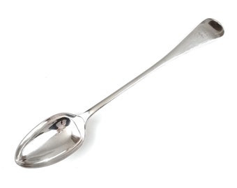 Op de afbeelding: Een zilveren lepel met een lange steel en een ovale kom. De lepel is gepolijst en glanzend.