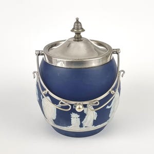 Bandeja antigua de galletas chapada en plata, de Adams of Tunstall, azul y blanca, estilo neoclásico, con figuras femeninas y asa giratoria.