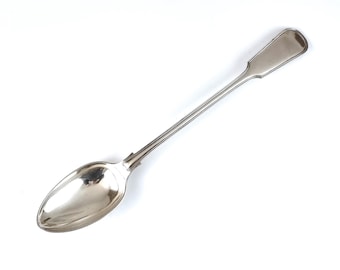 Op de afbeelding: Een zilveren lepel met een lange, slanke steel en een ronde kom. De lepel is gepolijst en glanzend.