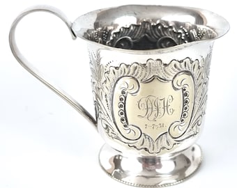 Vintage Präsentation Tasse, kleiner Tankard, getragene Silberplatte, florale Schriftrollen, Distressed Look, Cottage Chic, Sozialgeschichte, doppelgraviert