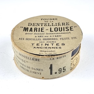 Vintage Ungeöffnete Box, Kartenbox, französische Spitzenmacht, Marie Louise, Poudre de la Dentelliere, Spitzenborte, Monin von Paris, französische Kuriosität