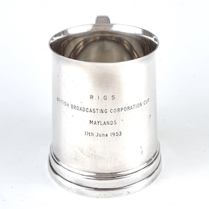 Pode incluir: Taça de prata com a inscrição "R.I.G.S. British Broadcasting Corporation Cup Maylands 11th. June 1953"