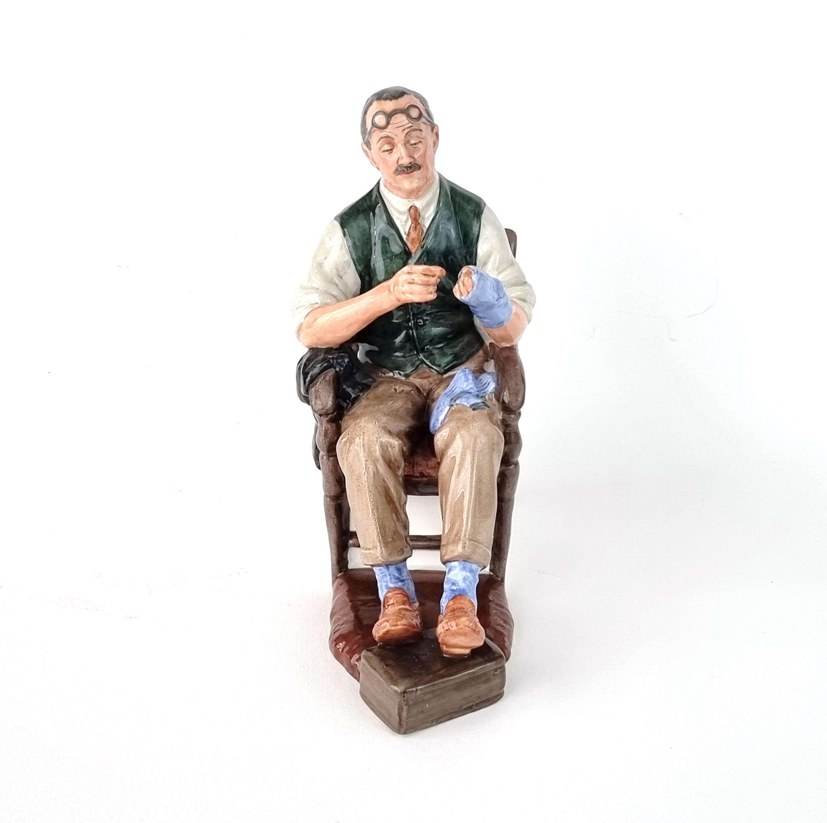 ロイヤルドルトン   フィギュア　美品　廃盤品 ロイヤルドルトンのフィギュア、独身者、ドルトン HN 2319、ドルトン