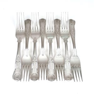 Op de afbeelding: Een witte keramische mok met een kleurrijk bloemmotief. De mok heeft bloemen in roze, paars en geel. De mok is ongeveer 10 cm hoog.