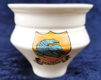 Antike Sammler Crested Ware, Miniatur Crested, Crested China, Goss China, Seaford I Wappen, Modell der römischen Vase in Atwick, einzigartig
