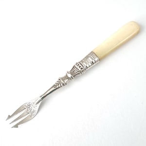 LITEN Silvergaffel, 13,5 cm lång, sterlingsilverbestick, kompositionshandtag, blomsterrullar, A J Bailey, pickle eller cocktail, elegant gaffel