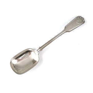 Puede incluir: Una cuchara de plata con un mango adornado y un cuenco ancho y poco profundo.