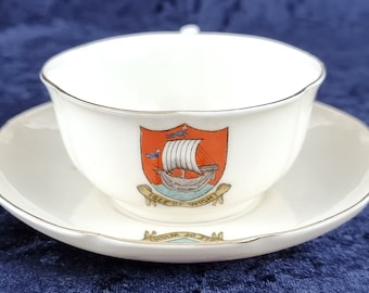 Wappengeschirr, Goss China, Tasse und Untertasse, emailliertes Wappen, Isle of Wight, Nachmittagstee, elegantes Teegeschirr, Tischdekoration, Unikat