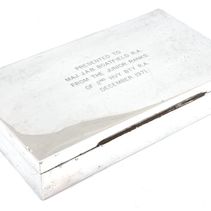 Vintage Militaria, Scatola di sigarette, Corpo in legno, Piatto d'argento, Artiglieria reale, 2a batteria pesante, Scatola di presentazione, Decorazione della tavola, 1971