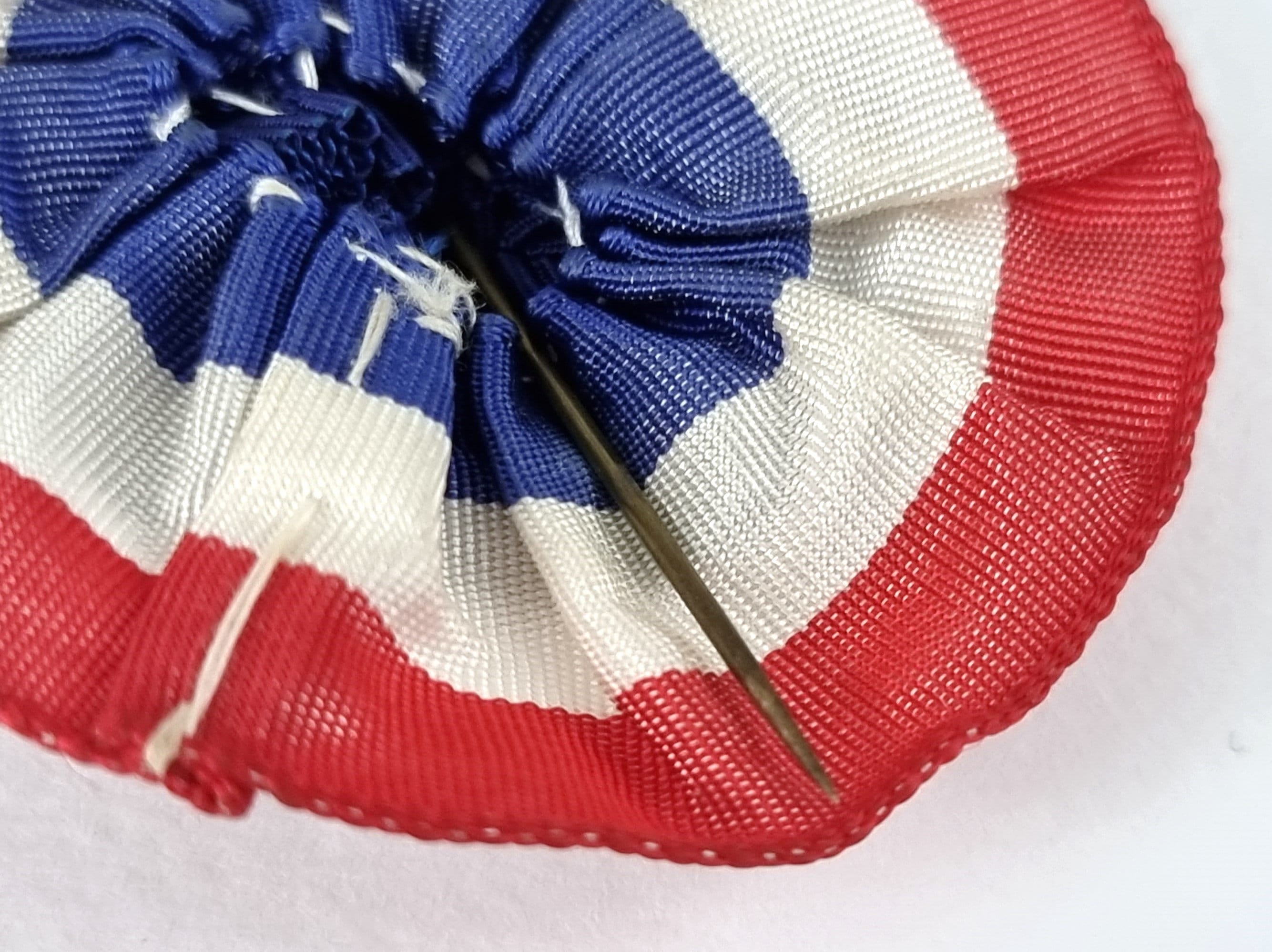 小さな記念ピン、ジョージ 6 世、エリザベス女王、布製サラウンド、赤