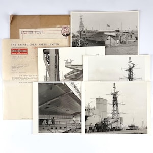 Puede incluir: Una colección de fotografías en blanco y negro de un gran barco en construcción. Las fotos muestran diferentes ángulos de la construcción del barco, incluyendo la cubierta, el casco y los mástiles. Las fotos están etiquetadas con el texto "The Shipbuilder Press Limited".