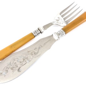 Traditionellt bestick, par fiskservisar, antik servering, silverfat, blomsterrullar, viktoriansk matsal, komposithandtag, ovanlig färg