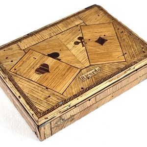AT FAULT, Antike StrohArbeitsbox, Kartenbox, Kartenanzug Design, Gaming Accessoire, Distressed Look, Trinket Box, Tischdekoration, Einzigartige Box