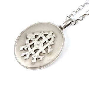 Wgnieciony tył, uderzający medalion, naszyjnik z medalionem, czcionka gotycka, monogram z przodu, biały metal srebrny, z późniejszym łańcuszkiem, 41 mm na 33 mm, oświadczenie