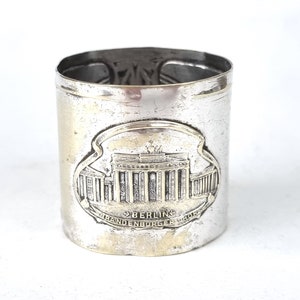 Wgniecione i zużyte, antyczna pamiątka, obrączka na serwetkę, niemiecka galwanizacja, Brandenburger Thor, secesja, wystawa serwetek, era Jugendstil