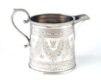 Petit pot à lait ancien, cruche à lait, métal argenté usé, vaisselle à crête, écusson d'oiseau, vaisselle florale, William Hutton, historique