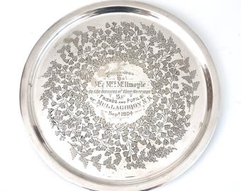 VERSLETEN delen, antiek presentatieblad, verzilverd, 11 7/8 inch dia, esthetische bloemen, bladpatroon, Mullaghboy NS, bruiloftsalver, 1904