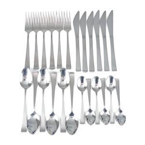 Könnte beinhalten: Ein Set aus Edelstahlbesteck, darunter Gabeln, Messer und Löffel, auf weißem Hintergrund angeordnet. Das Set umfasst große Gabeln, Messer, Löffel und kleinere Löffel, alle mit einem schlichten, modernen Design.