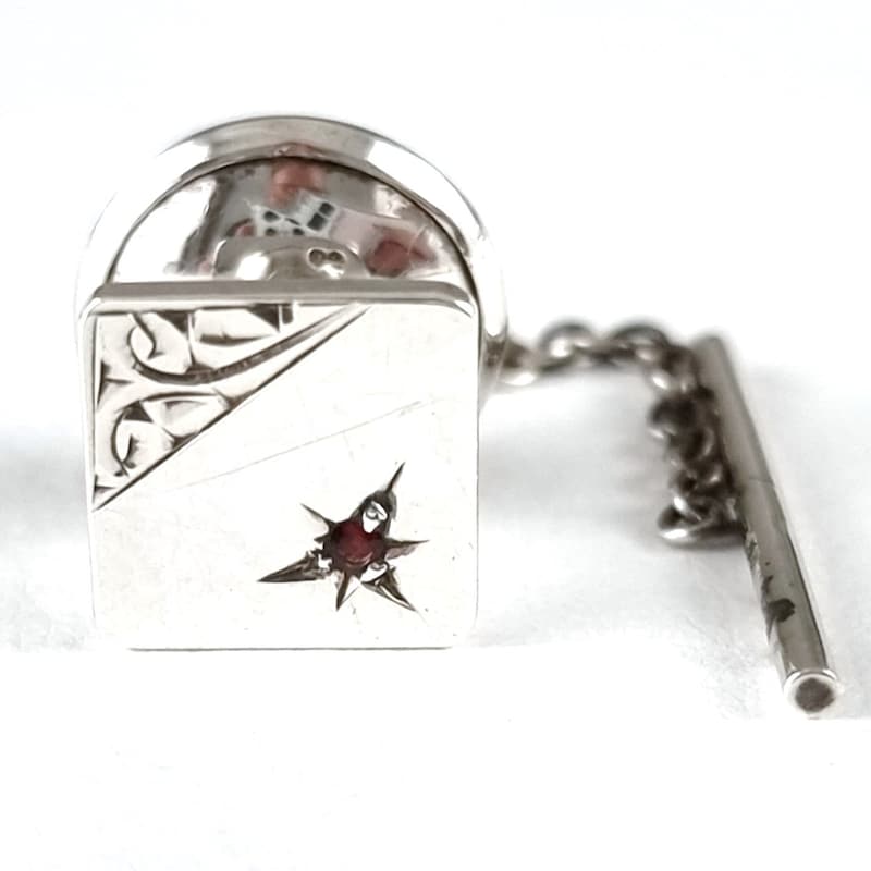 how to wear a vintage tie pin