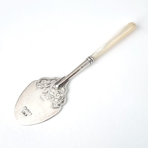 14,5 cm längd, ovanligt silverbestick, sterlingsilverredskap, smörspade, blomsterrullar, pärlemorhandtag, viktoriansk kuriositet, platt