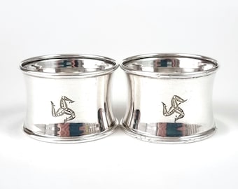 Coppia vicina, anelli portatovaglioli, argento placcato, Isola di Man, souvenir dell'Isola di Man, apparecchiature da tavola, stemmi di luoghi, storia sociale, nostalgia di viaggio, decorazioni