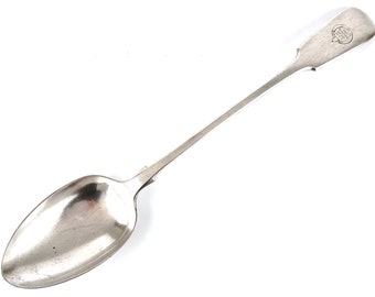 Op de afbeelding: Een zilveren lepel met een lange, slanke steel en een ronde kom. De steel heeft een decoratief ontwerp en een klein gegraveerd merkteken.