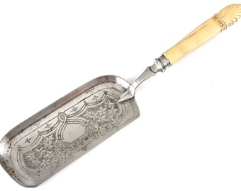 Cracked Handle, Worn Silver Plate, Antique Crumb Scoop, Crumb Clearer, Floral Tableware, Bone Handle, Craved Top, Dining Room, W Hutton