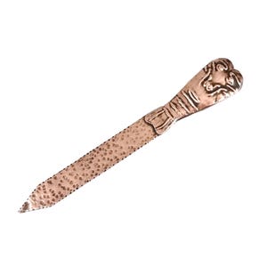 Abridor de cartas vintage, cobre ornamental, alça de máscara facial, efeito martelado, virador de páginas, tema tribal, comprimento de 8 3/8 polegadas, decoração de curiosidade