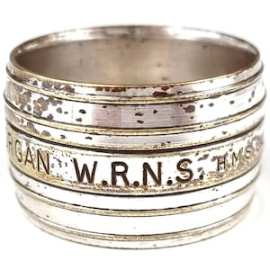 Aparência desgastada, formato de barril, anel de guardanapo, placa de prata usada, HMS Caledonia, serviço WRNS, Marinha Real Feminina, meados do século 20, Naval