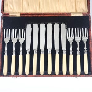 Vintage ask, fiskätarset, sex fattningar, silverfat, kompositionshandtag, sterlingsilverhalsband, eleganta bestick, knivar och gafflar, dekor