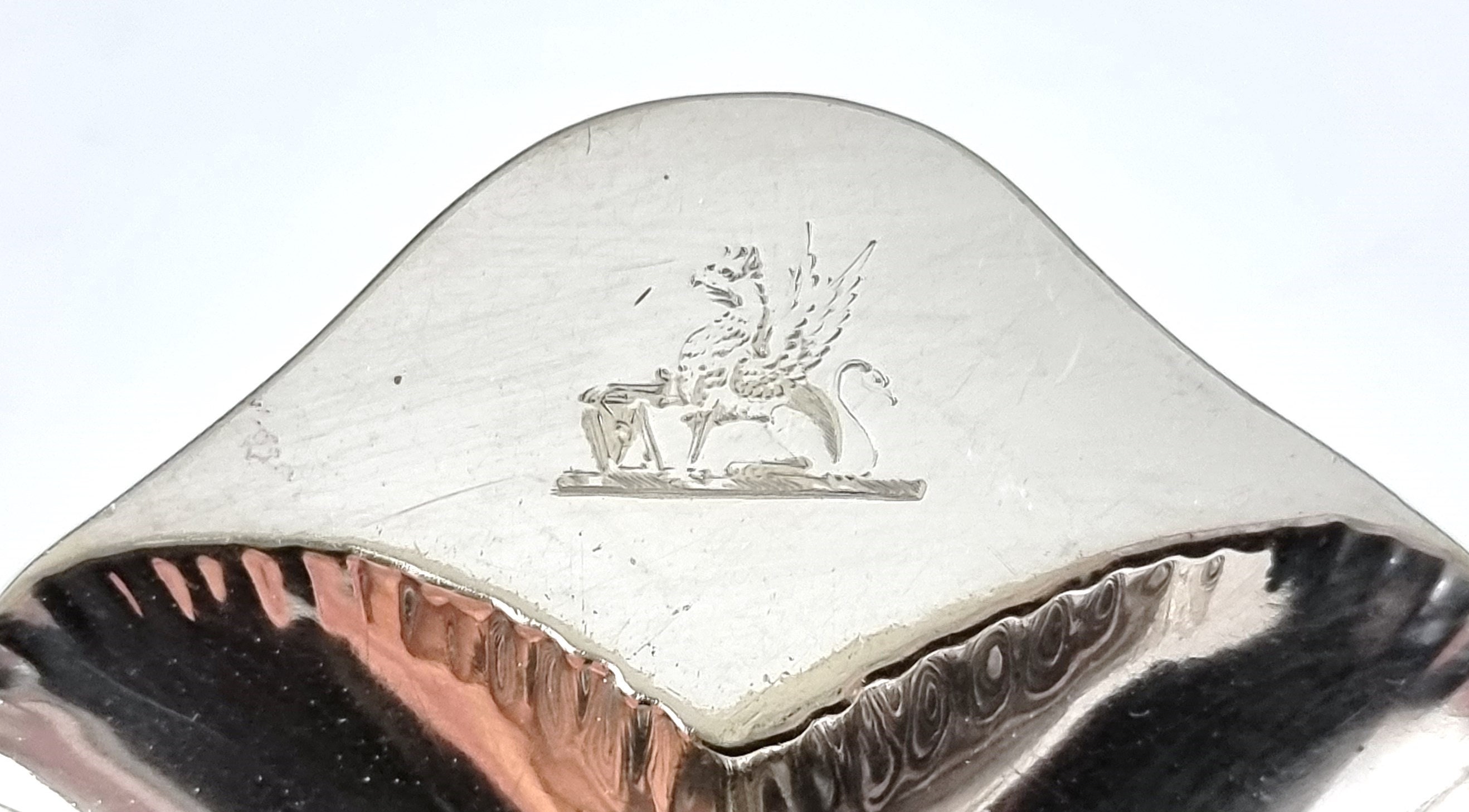 小さなバター皿、使い古した銀の皿、Mappin & Webb、紋章付き食器、溝 