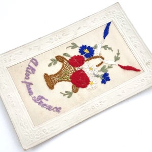 Great War Postkarte, Bestickte Seide, Rot Weiß und Blau, Ein Kuss aus Frankreich, Erster Weltkrieg, Sentimentale Karte, Familiengeschichte, Florale Karte