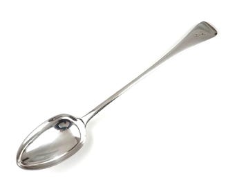 Op de afbeelding: Een gepolijste zilveren lepel met een lange, slanke steel en een ovale kom. De lepel heeft een reflecterend oppervlak en lijkt van metaal te zijn. De steel heeft een lichte kromming en een kleine markering aan het uiteinde. De lepel staat op een witte achtergrond.