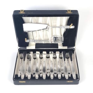 Elkington Silver Plate, Cased Fish Eaters, Eight Settings, Pair of Fish Servers, Elegant Handles, Mid 20th Century, Knives and Forks, Decor