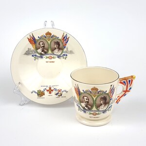 Zwei Gedenkfeiern, FALSCHE Untertasse, Art Deco, Geschichte von Netherby, Burkey Ware, George V, Silberjubiläum 1935, Dekoration, Flaggengriff, Flaggen