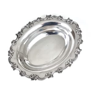 Könnte beinhalten: Eine weiße Keramik-Tasse mit schwarzem Henkel und dem Text "But First, Coffee" in schwarzer, fetter Schrift. Die Tasse steht auf einer weißen Oberfläche.