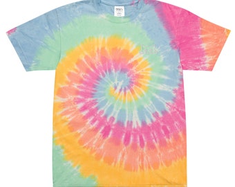 Camiseta oversize tie-dye con gatito bordado