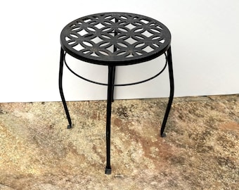Vintage 15”H Iron End Table Plant Stand Black Circle Design Top Stool Extra Seat