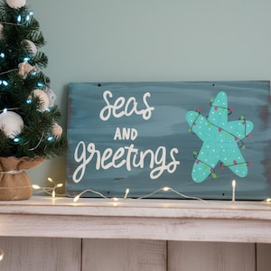Coastal Christmas Wood Sign: Seas and Greetings, Beach Holiday Decor imagem 1