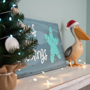 Coastal Christmas Wood Sign: Seas and Greetings, Beach Holiday Decor imagem 2