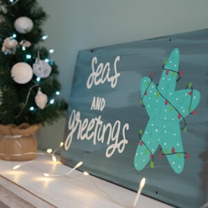 Coastal Christmas Wood Sign: Seas and Greetings, Beach Holiday Decor imagem 3