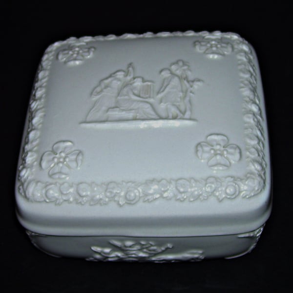 Wedgwood Embossed Queensware Cream Trinket Box With Lid Queen's Ware Candy Box Harp Player Cherubs