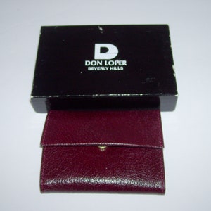 Estuche para llaves Beverly Hills de Don Loper en piel color burdeos y marrón con 8 ganchos y cierre a presión, caja original para hombre