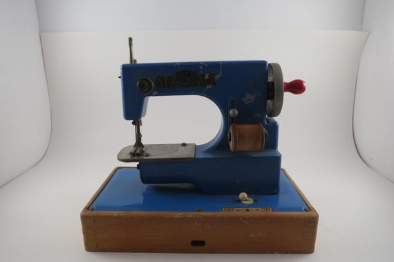 Vintage Mid Century Kay-AN-EE Sew Master Child's Sewing Machine In Blue