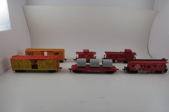 Lot of Six HO Scale Train Cars Great Northern with Pipe Load Caboose Durango Cattle Car The Katy MKT More