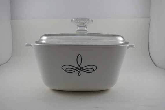 Vintage Corning Ware Trefoil Casserole Dish with Glass Lid (P-1 3/4-B)