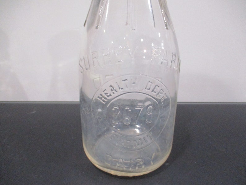 Pair of Vintage 1 Quart Embossed Milk Bottles Fairfield Western Maryland Dairy and Surrey Farm Dairy Excellent Condition Bild 6