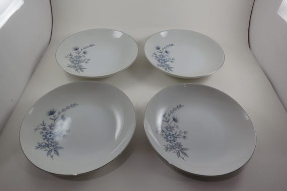 Set of Four Vintage Mikasa Nadine Pattern 6235 7 5/8 Inch Coupe Soup Bowls Like New Condition