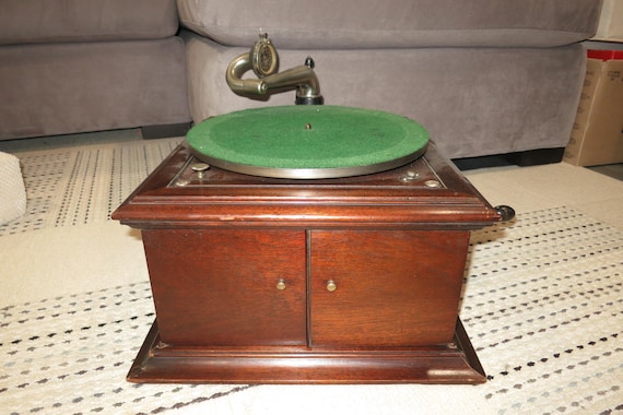 Original 1918 RCA Victor Talking Machine Record Player Model VV-IV Cherry Cabinet