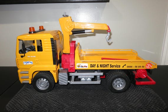 2001 Bruder Flatbed Tow Truck Model 2750 1:16 Scale 19 Inches Long